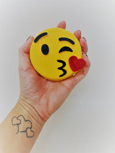 Kissy Face ~ Luxe Bath Bomb